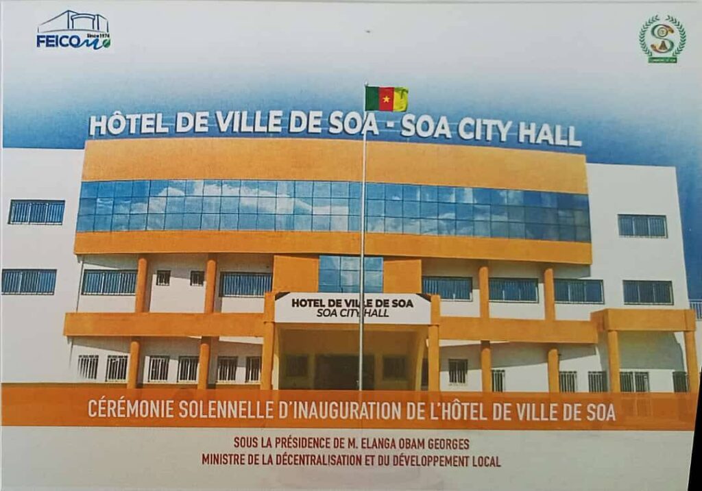 Vue panoramique de Soa, Cameroun, montrant des infrastructures modernes et des terrains en développement.